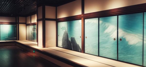 大众论坛官网 2020年上海博物馆推出的“沧海之虹:唐招提寺鉴真文物与东山魁夷隔扇画展”展出的东山魁夷隔扇巨作《涛声》